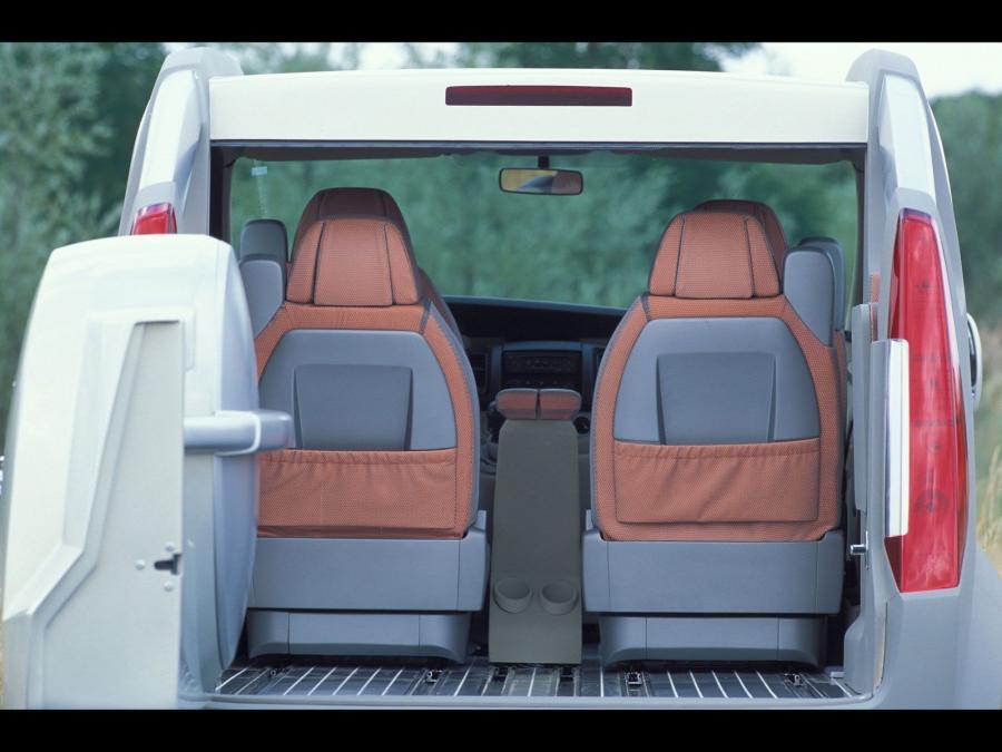  Renault Trafic Deck Up Concept 2004 года  (фото 3 из 56)
